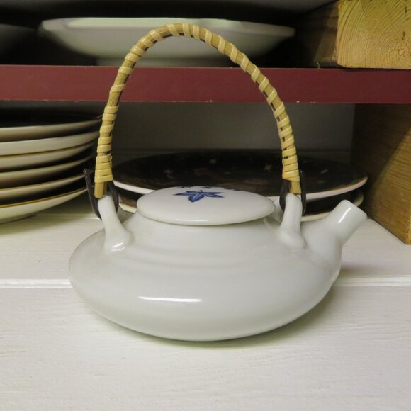 Small Japanese Teapot Blue Leaf Design (DK703) - Picture 3 of 6